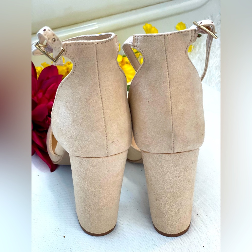 LULUS….. Brand shoes size 8, beautiful Cream color with gold trim heels, Stylish - Picture 5 of 5